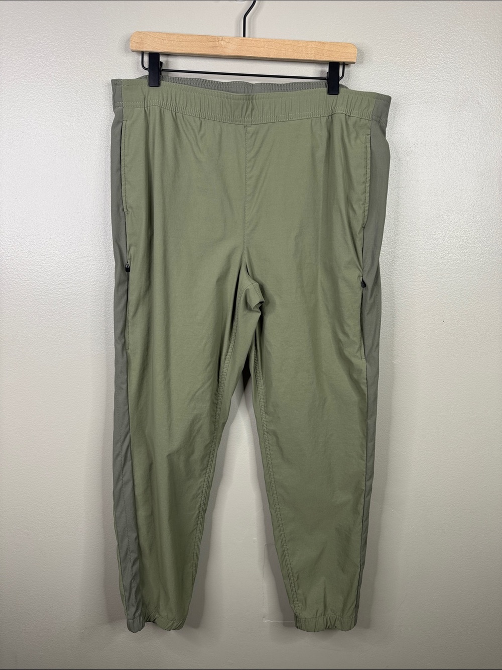 Eddie Bauer Women's Trail Woven Hybrid Green Joggers Size 12